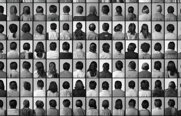 Portraits de dos alignés en grille, représentant la construction de l’identité personnelle à travers le regard social, les rôles et l’appartenance au groupe.
