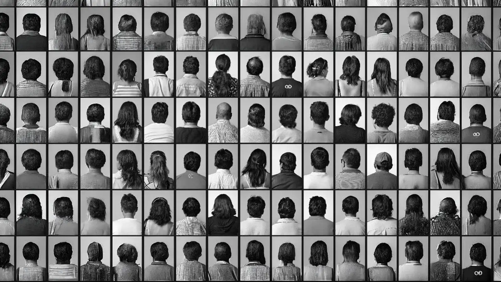 Portraits de dos alignés en grille, représentant la construction de l’identité personnelle à travers le regard social, les rôles et l’appartenance au groupe.